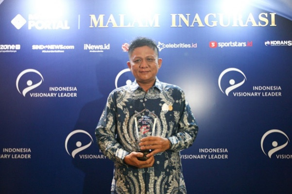 ENOS TERIMA PENGHARGAAN INDOENSIAN VISIONARY LEADER'S PRESENTATION TAHUN 2022